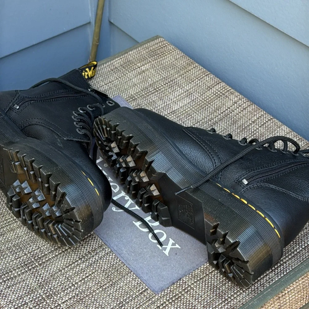 NWT Dr. Martens Jadin III Leather Lace Up Boots with air cushioned Blk Size 7 - Picture 10 of 15
